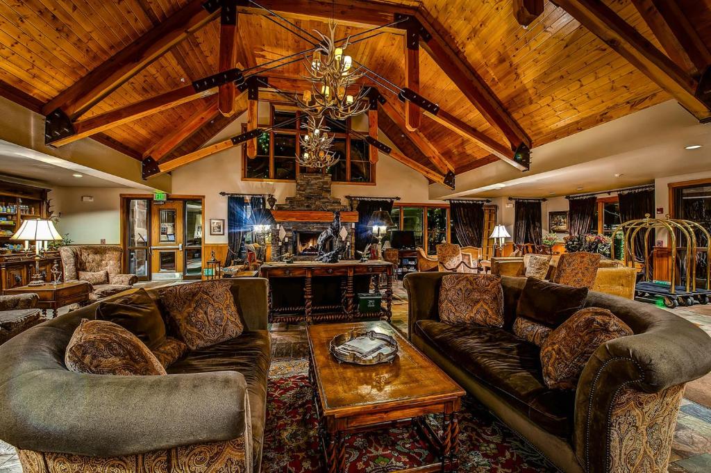 特柳赖德酒店 (The Hotel Telluride)｜雪山之巅的「云端宫殿」：一场关于奢华与自由的冬日叙事插图1